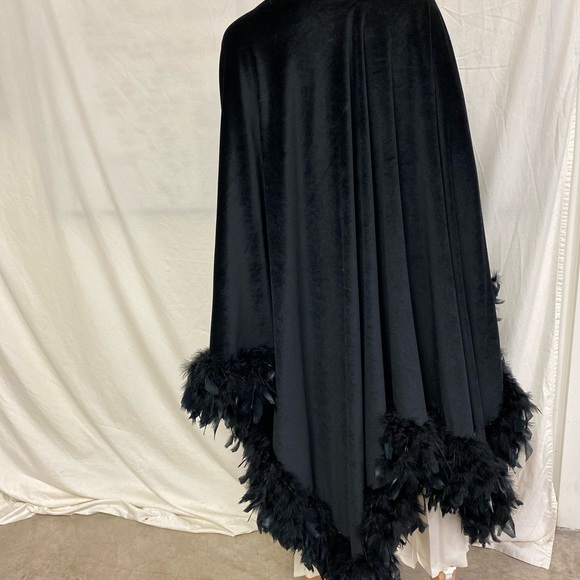 Very Unusual Black wrap/shawl with feathers - Picture 3 of 8